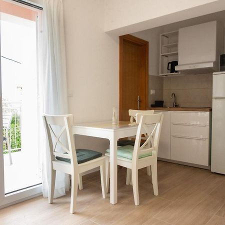 Charming Apartments Duce Оміш Екстер'єр фото