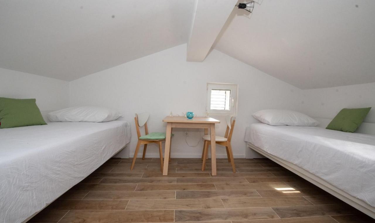 Charming Apartments Duce Оміш Екстер'єр фото