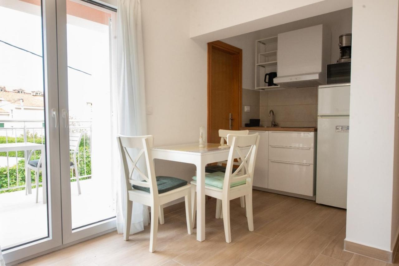 Charming Apartments Duce Оміш Екстер'єр фото