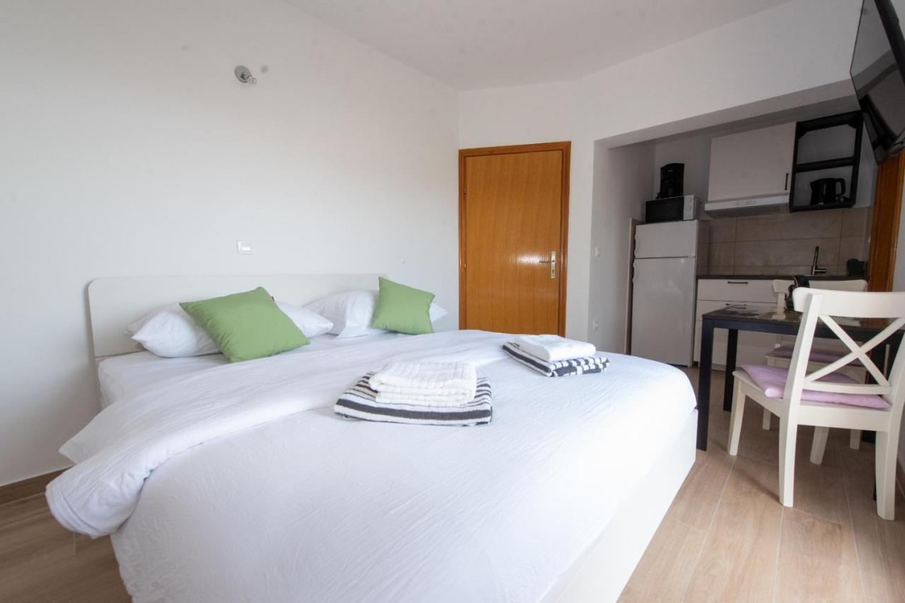 Charming Apartments Duce Оміш Екстер'єр фото