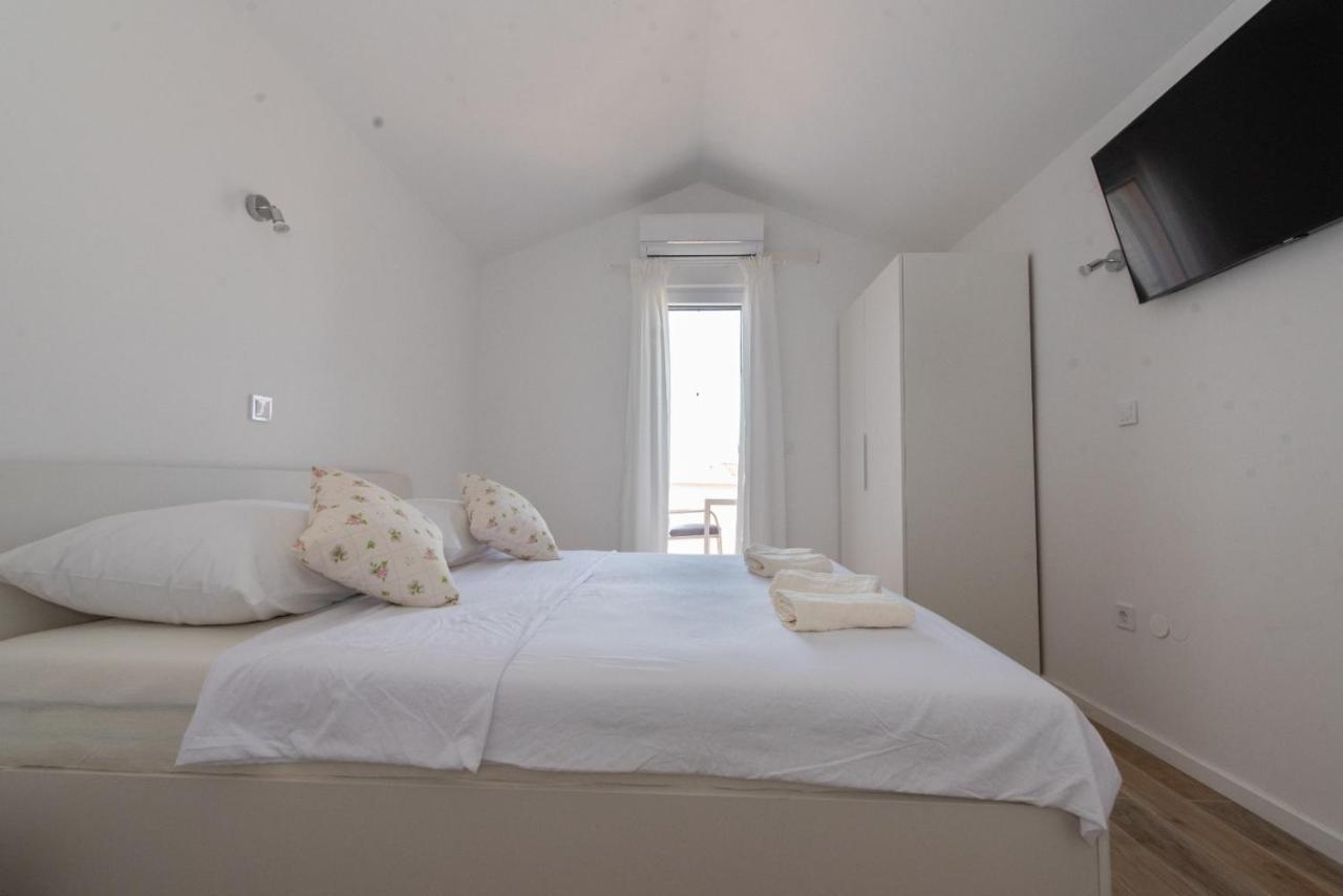 Charming Apartments Duce Оміш Екстер'єр фото