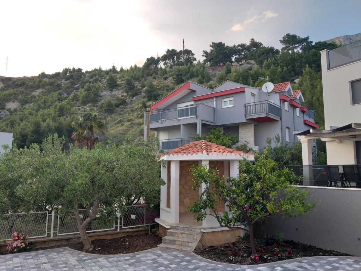 Charming Apartments Duce Оміш Екстер'єр фото
