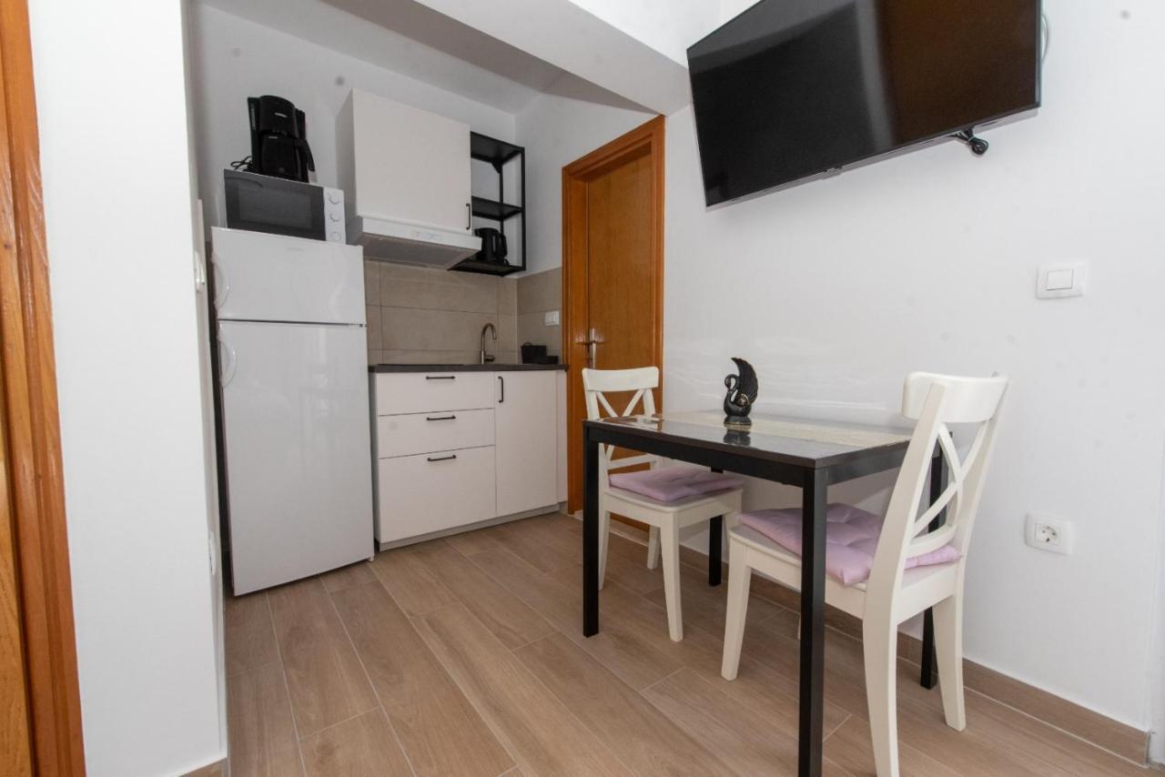 Charming Apartments Duce Оміш Екстер'єр фото