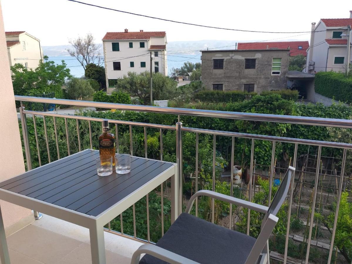 Charming Apartments Duce Оміш Екстер'єр фото
