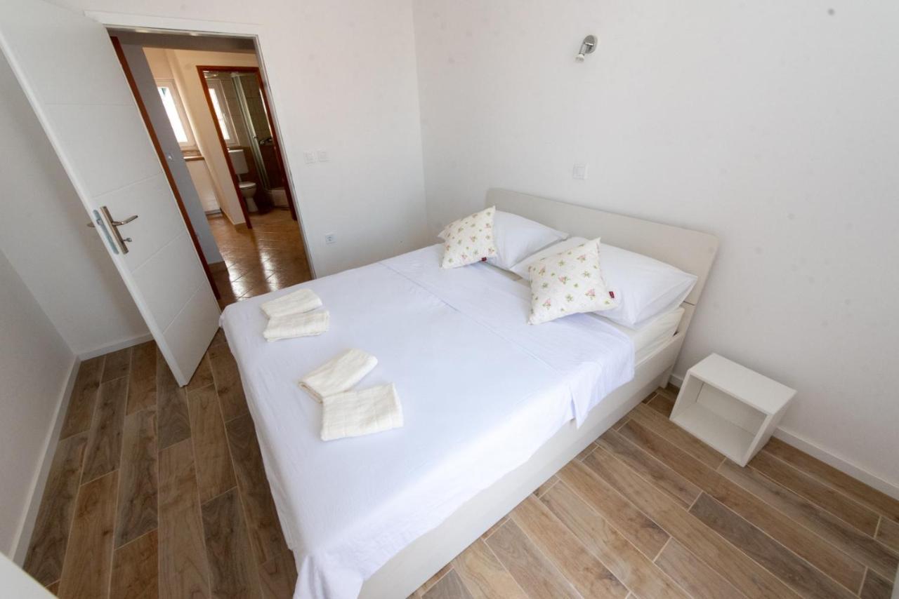 Charming Apartments Duce Оміш Екстер'єр фото